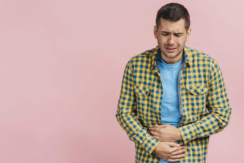 Les Maladies Inflammatoires Chroniques de l'Intestin (MICI) 1 man having bellyache with copy space